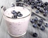 OPPSKRIFTER TIL BARN FRA 3 ÅRS ALDER FRISK BLÅBÆRSMOOTHIE INGREDIENSER: 2 DL NUTRIDRINK YOGHURT STYLE BRINGEBÆR 50 G BLÅBÆRPURÉ 1 MÅLESKJE NUTILIS POWDER, FORTYKNINGSMIDDEL SLIK GJØR DU: Bland alle