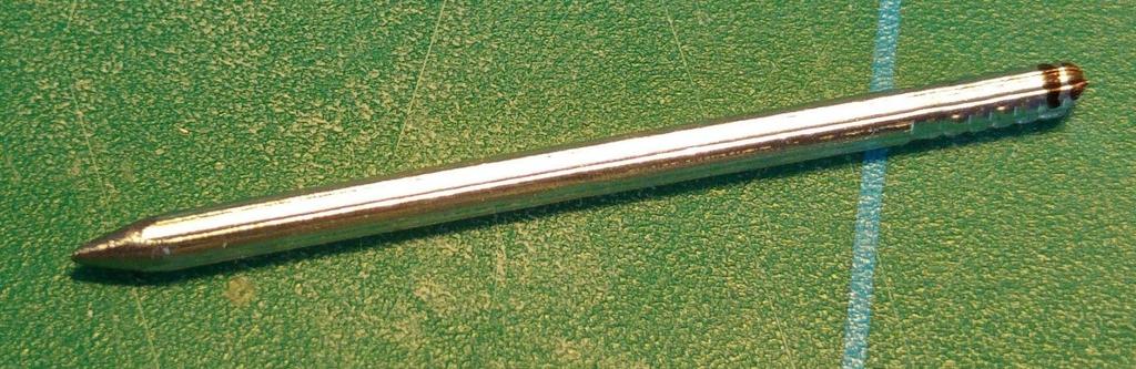 5. Kapp spikeren ved punktet som markerer 32 mm med en kraftig avbitertang. 6.