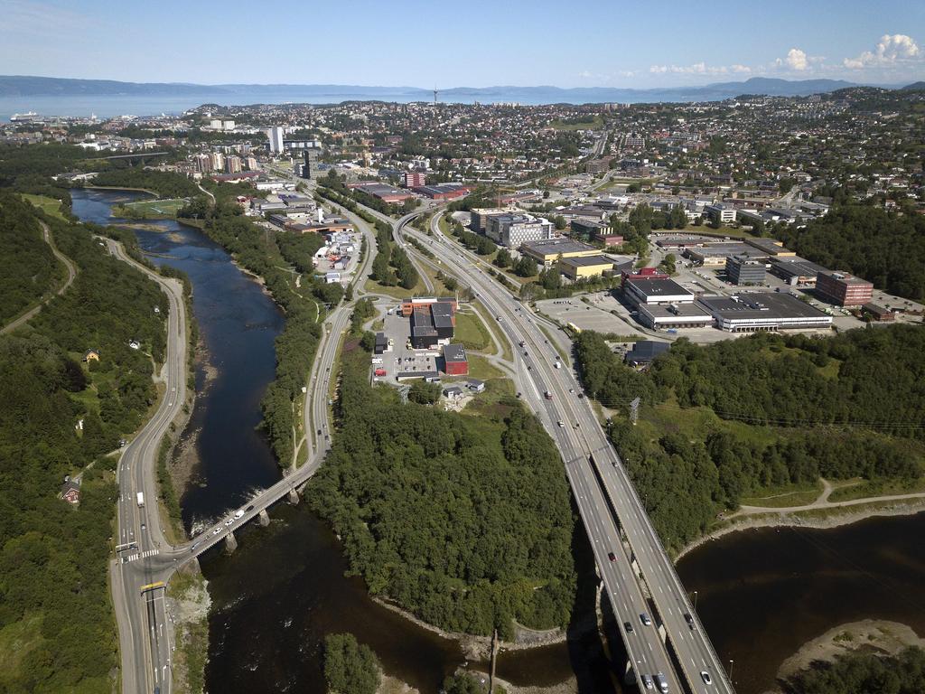 Sluppen 2018 fra sør: Lerkendal hotell Omkjøringsvegen E6 3-4 km fra Torget Tempebanen E6 suser gjennom