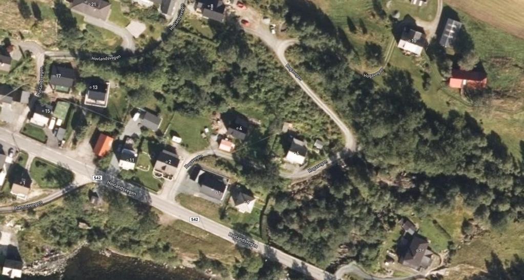 Ovanfor planområdet ligg ein gard på Haugane, med rv.5 i bakkant. 4.
