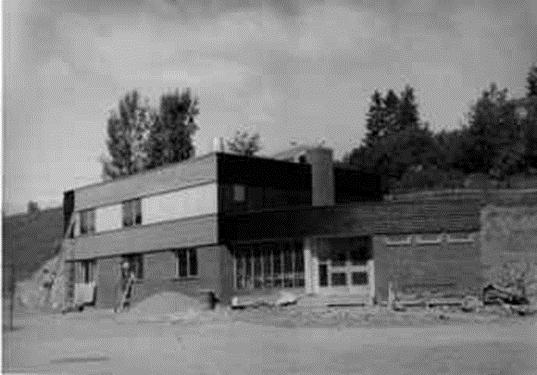 1967 Nytt klubbhus erstatter den gamle Bua ved grusbanen.