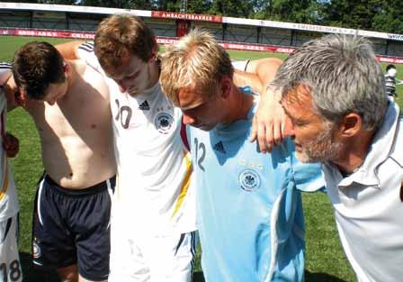 Obwohl man damals erst ab neun Jahren in einer gemeldeten Mannschaft spielen konnte, trainierte ich bereits als Sechsjähriger bei den E-Junioren des TSV Stadtsteinach mit.