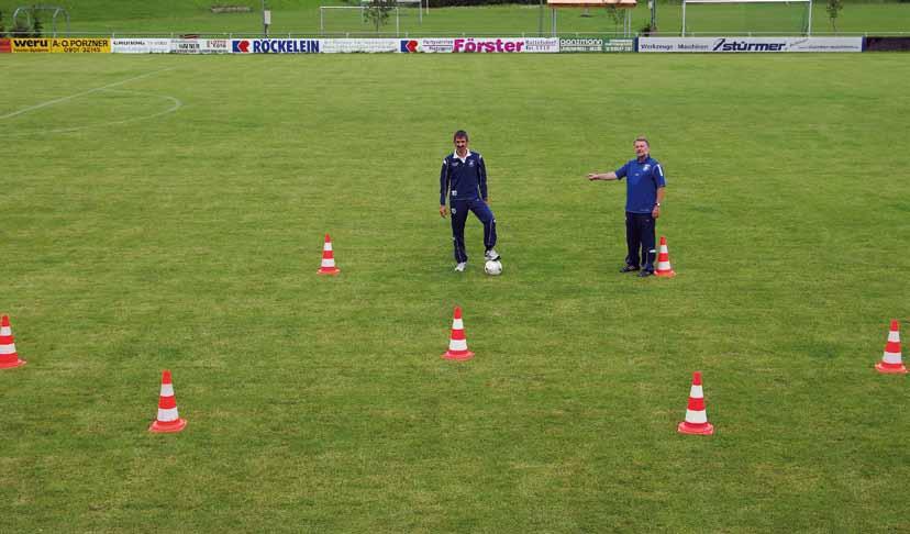 Auch die Innenverteidiger agieren nicht ganz klassisch, denn statt einer strikten Manndeckung wird oft der Gegenspieler an der entsprechenden Schnittstelle übergeben.