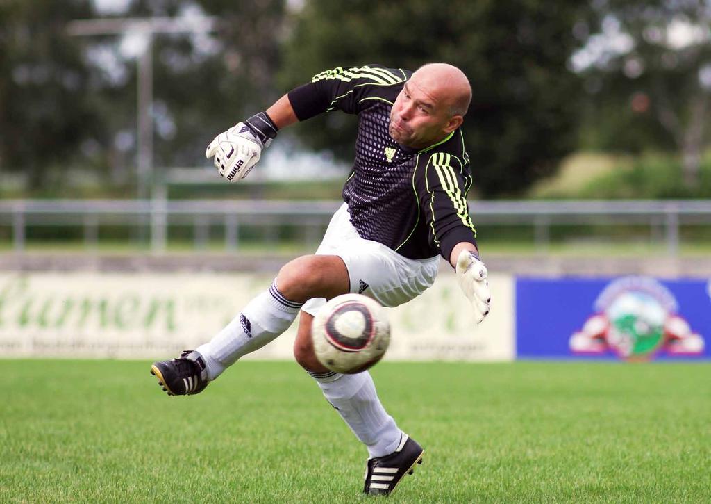 FOTO des Monats Vergeblich gestreckt...... hat sich hier Torwart-Dino Leszek Lesny, er brachte die Fingerspitzen nicht mehr an den Ball.