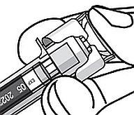 Figur 5 Posisjoner den ferdigfylte sprøyten mot injeksjonsstedet Hold den ferdigfylte sprøyten med én hånd mellom peke- og langefinger, og plasser tommelen på toppen av stempelhodet.