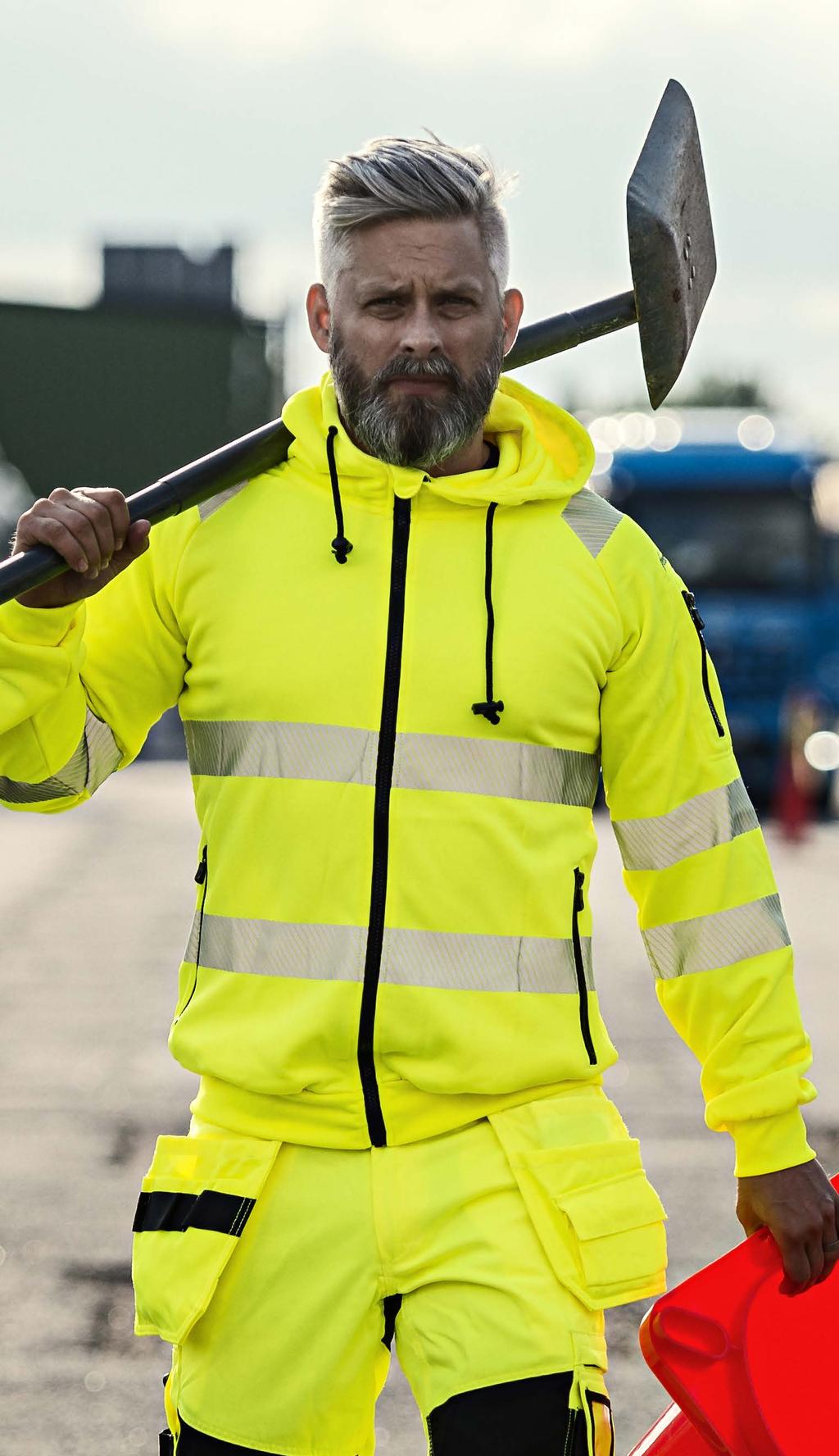 HETTEJAKKE KL. 2/3 Myk hettejakke med elastiske reflekser for økt komfort.