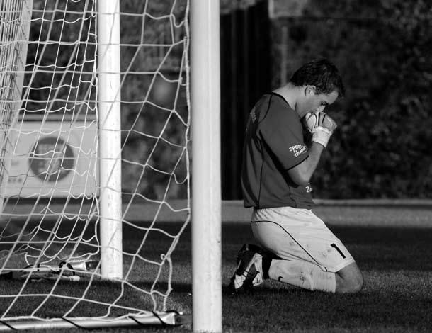 b KIRCHE 08 17 Kirche 08 Am Ball seit 2008 Jahren Kürzlich haben Kirchenbund und Schweizer Bischofskonferenz ihr Engagement an der Fussball- Europameisterschaft 2008 im Rahmen einer Medienkonferenz