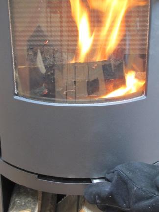 Het verse hout zal na 2 à 3 minuten vlam vatten. Indien het hout geen vlam vat, kunt u het deurtje een beetje openen, opdat er voldoende lucht binnenstroomt om het hout te doen ontbranden.