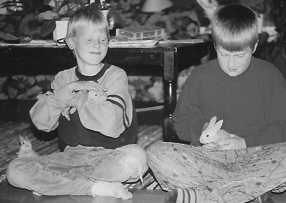 Kaninungene er kommet over den verste perioden, de er nå trivelige og spretne Da de små hadde begynt å drikke vann, spise pellets og høy, så fikk de flytte hjem til «matmora si»,anne Karin.