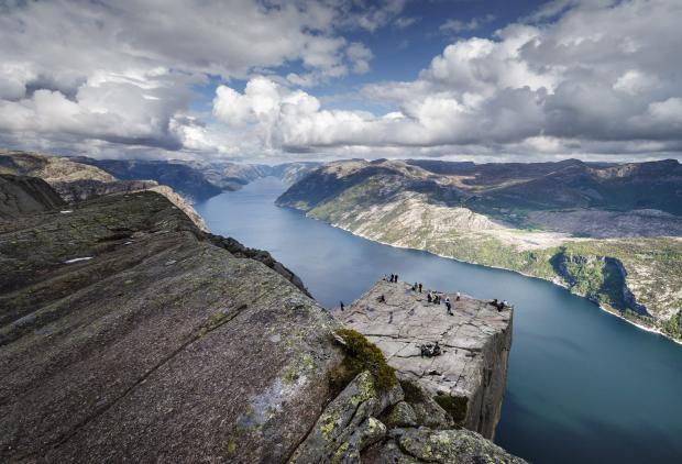 Eksempel Prekestolen er et fjellplatå i Rogaland som rager ca. 600 meter over Lysefjorden. Fjellveggen fra Prekestolen ned til fjorden er nesten loddrett.
