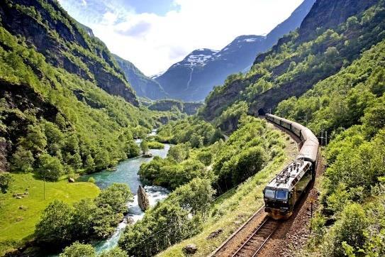 Ved fjorden ligger flere hyggelige bygdesamfunn med ulike kulturtilbud.