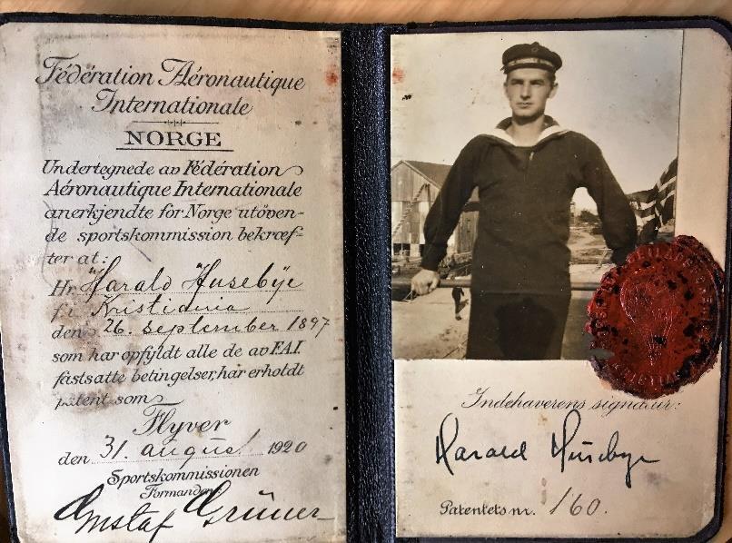 1960. Far avtjente sin verneplikt i Marinen. Høsten 1919 ble han opptatt ved Marinens Flyveskole i Horten og han fikk «Certifikat som Flyver med Hydroaeroplan» året etter.