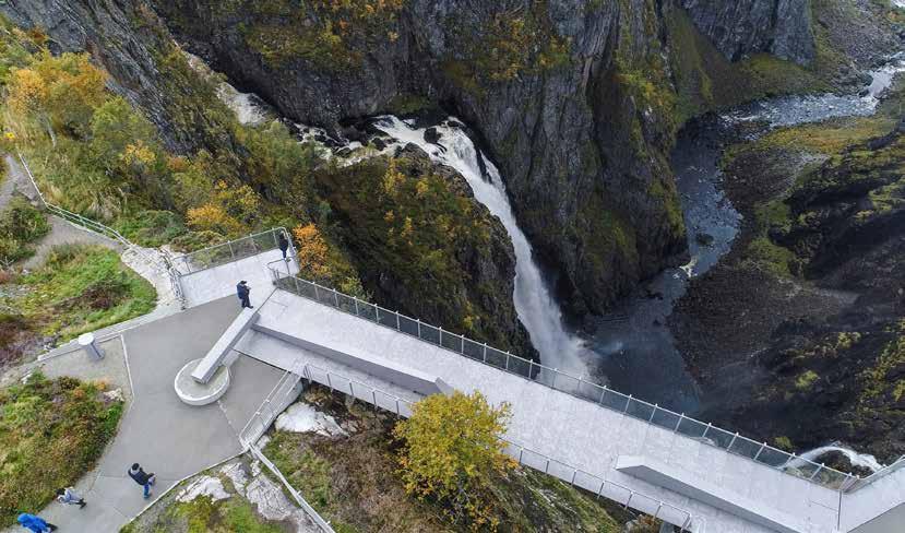 Turistvegsatsinga på Vøringsfossen Consolvo har signert kontrakten og våren 2019 vil bygginga av «Hølmebakkbrua» over elva Bjøroa oppstraums den velkjente Vøringsfossen vera i gang.