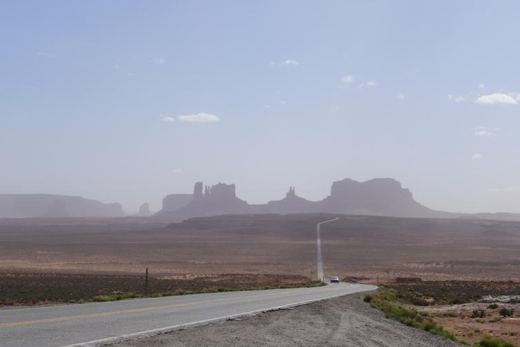 Mexican Hat, m.m. Monument Valley Fjellformasjonene i Monument Valley med sine karakteristiske former, har siden 1930-tallet blitt selve symbolet på landskapet i ville vesten.