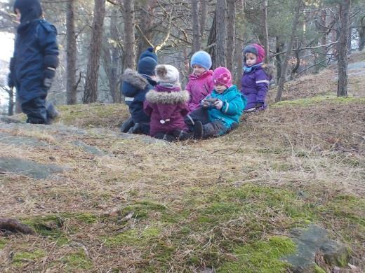 Nærhet og trygghet Vi er opptatt av at barn skal oppleve nærhet og trygghet i barnehagen.