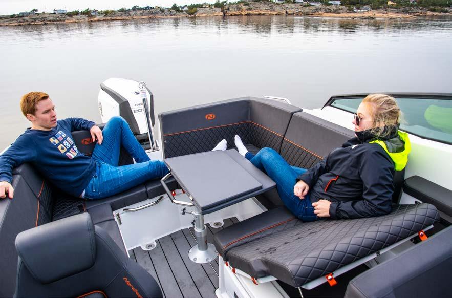 Den 23 fot store daycruiseren har plass til hele syv personer her akter, i en sofa med høye rygger og god sittekomfort.