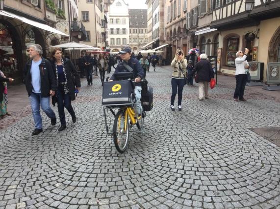 Strasbourg er en utrolig hyggelig og vakker by, med bygningsmiljøer gatestrukturer fra middelalderen, og alt ligger på en øy omgitt av vann.