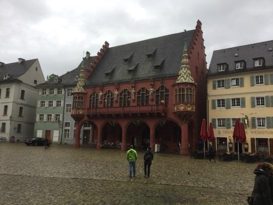 FREIBURG Freiburg ligger 70 km sørøst for Strasbourg og er regionhovedstad i Breisgau i Baden- Wurttemberg, Tyskland. Byen har 220 000 innbyggere.