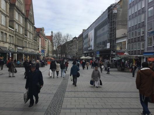 En av Europas hurtigst voksende byområder. Munchens bykjerne ble rekonstruert og gjenoppbygget til sin opprinnelige arkitektur og gatestruktur etter 1945.