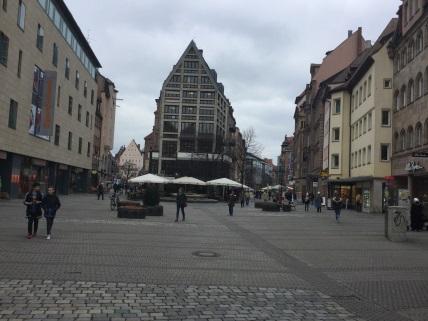 Nurnberg er en typisk middelalderby med komplett ringmur, den gamle keiersborgen på en steil høyde, flere store kirker og katedraler, store markedsplasser, og et utall gater, plasser og smug av svært