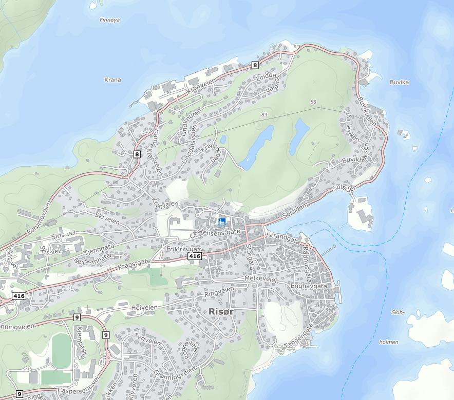 2. Oversiktskart Området har en svært sentral lokalisering langs fv. 8 Buvikveien, like nord for Holmen i Risør. Tomta er avgrenset av fylkesveien i sør og boligtomter i nord, øst og vest.