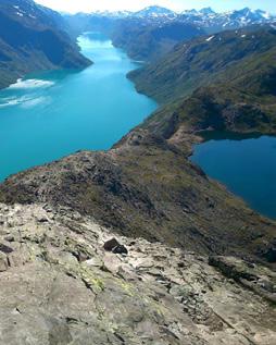 Kan du finne navn på 8 kjente fjell i Norge? Se nedover og bortover.