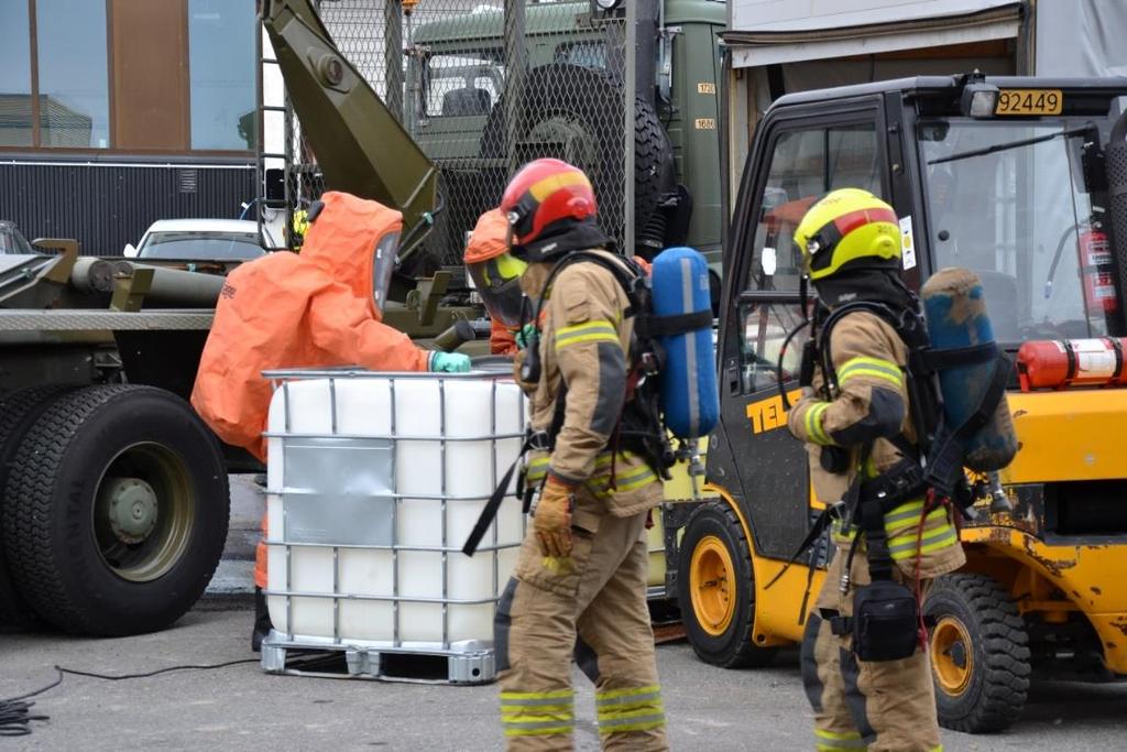 Kjemikaliedykkere som pumper væske over fra et fat til et annet. Røykdykkere bistår med å hente inn utstyr Lokale aksjoner: Følgende hendelser har vært drøftet i beredskapsstyrets møter: 1.