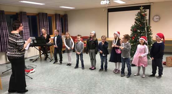 På Terråk kom Vassås kirkes barnekor, ledet av Rakel Helstad og Linda Heimstad, og sang. De var også med på juletregangen.