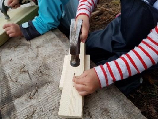 Her er et lite eksempel som viser at opplevelser gir inspirasjon til lek, og i lek er alt mulig. Fire jenter leker sammen. De fordeler roller, to er lærere (Marianne og Lene) og to er skolebarn.