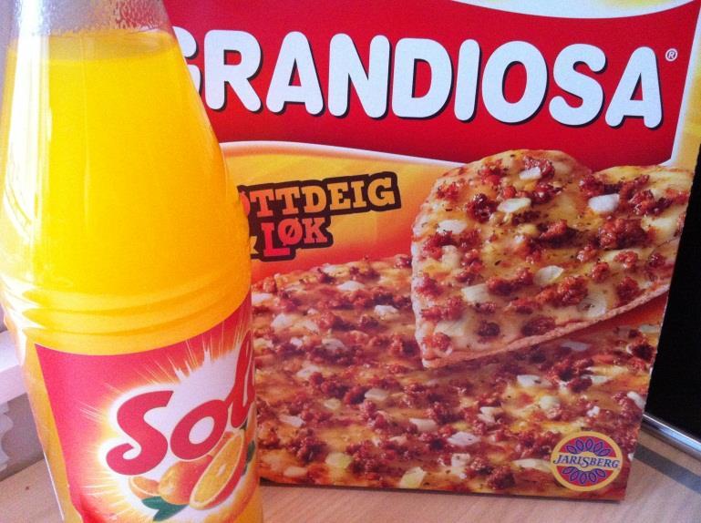 0 = 7,5 8 Én tur koster 7 kroner og 50 øre. Oppgave Ole og Adrian steker hver sin pizza Grandiosa. Ole spiser av sin pizza, og Adrian 3 spiser 3 av sin. 5 a) Hvem spiser mest pizza?