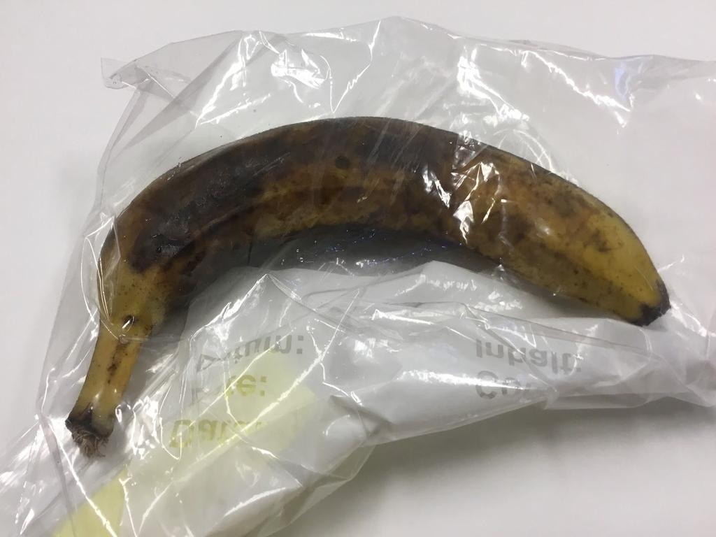 Banan i kjøleskap: Ikke økologiske bananen i kjøleskapet er mest brun, veldig myk og litt gul. Den økologiske bananen er veldig brun og litt gul.