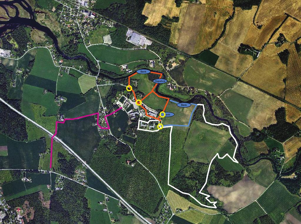 På tavler langs stiene henges det ukentlig ut quiz- spørsmål, med start ved bygg 14 og mål på Blaarud.