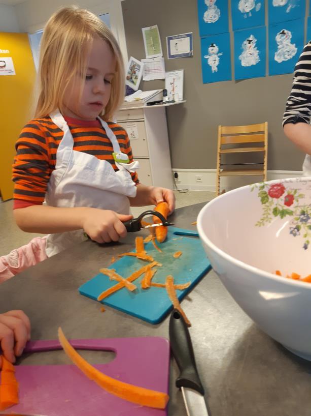 Matplan for Reipå barnehage På frokostbordet hver dag: Havregrøt kokt på melk, knekkebrød ulike typer, grovbrød (gjerne varier, ulike brødtyper/grove