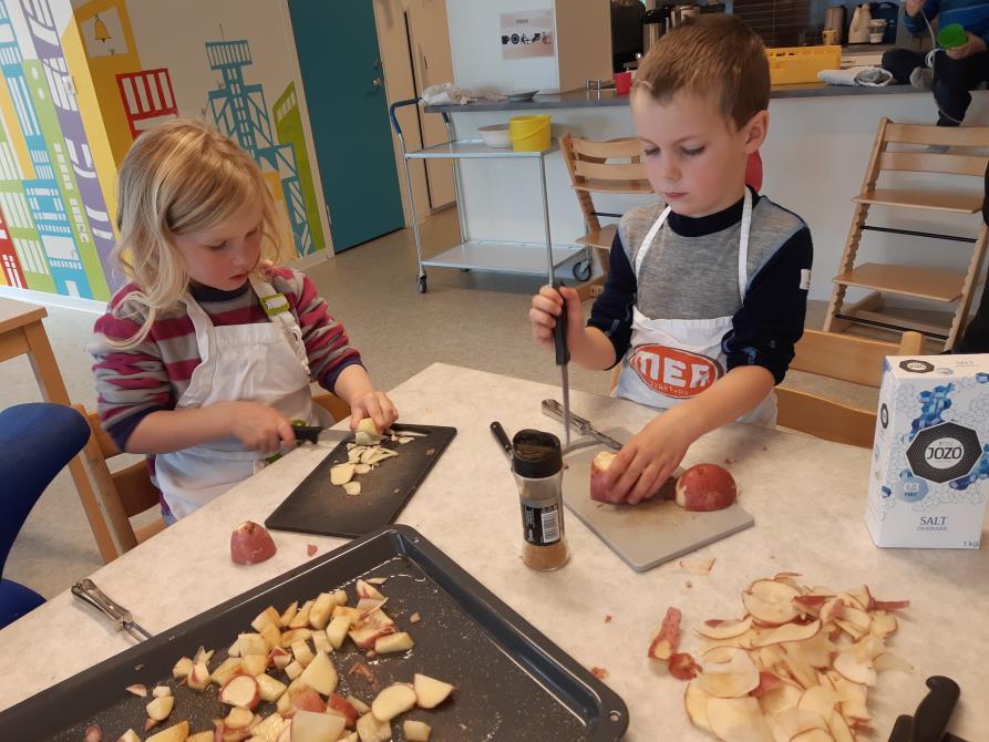 Matplan for Reipå barnehage På lunsjbordet hver dag: Grovbrød (gjerne varier, ulike brødtyper/grove rundstykker), knekkebrød ulike typer, makrell i tomat, hvitost, kaviar,