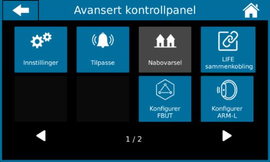 Avansert kontrollpanel består av to sider, og man kan enkelt hoppe mellom disse ved å trykke på pilene i bunnen av bildet.