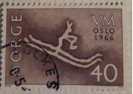Et annet velkjent motiv på norsk frimerke, er motivet på 40 øre Oslo VM 1966. At dette er en skiløper, kan nok bestrides.