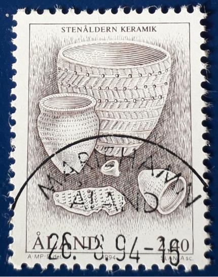 Det danske frimerket viser Skarpsallingkaret som er fra Sen Traktbegerkultur. Funnet på Nord-Jylland og er fra ca.