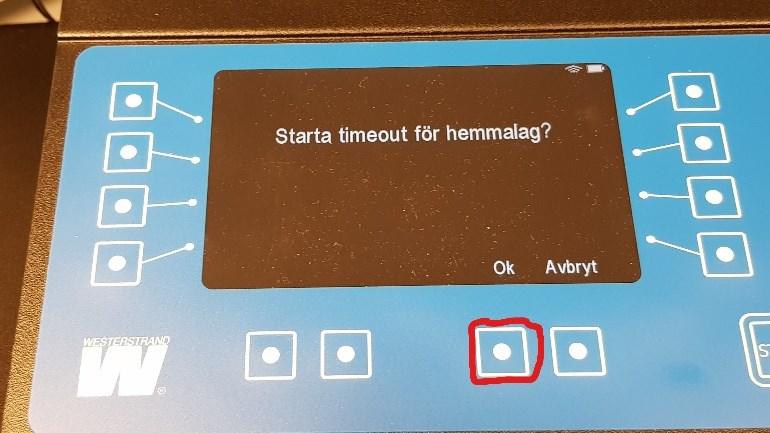 Trykk på knappen for timeout. Når dommer blåser i fløyta og gir stopptegn trykker du på OK. Nedtelling for timeout begynner.