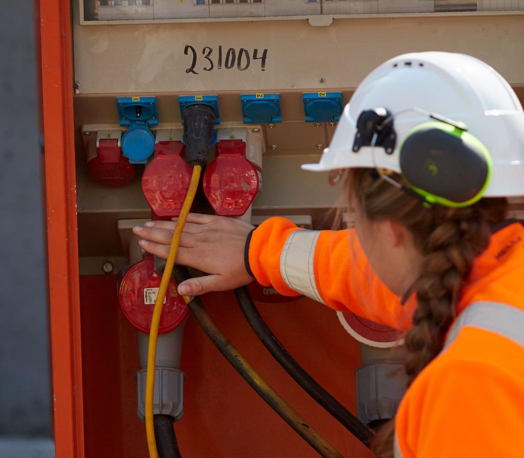 Kontakt med elektrisk spenning Jeg starter aldri opp arbeid uten oversikt over alle risikofaktorer vedrørende elektrisk spenning Jeg informerer alle om risikomomenter relatert til elektrisk spenning