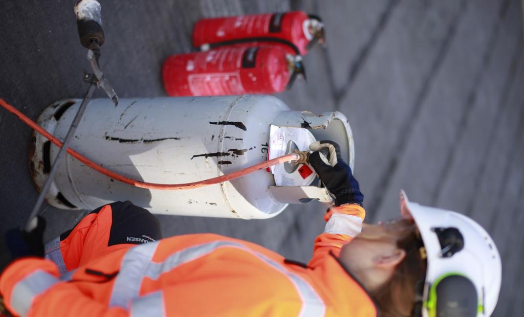 Eksplosjon Jeg sørger for at oksygen og brennbare gasser lagres hver for seg, minst 5 meter fra hverandre. Jeg sørger for at det ikke oppbevares mer gass enn nødvendig for produksjonen.