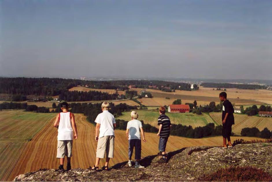 Kapittel 1. Innledning Barn fra Begby skole i Borge på tur til bygdeborgen på Ravneberget.