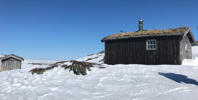 Bua mot vest (vestvegg) med uthus rett