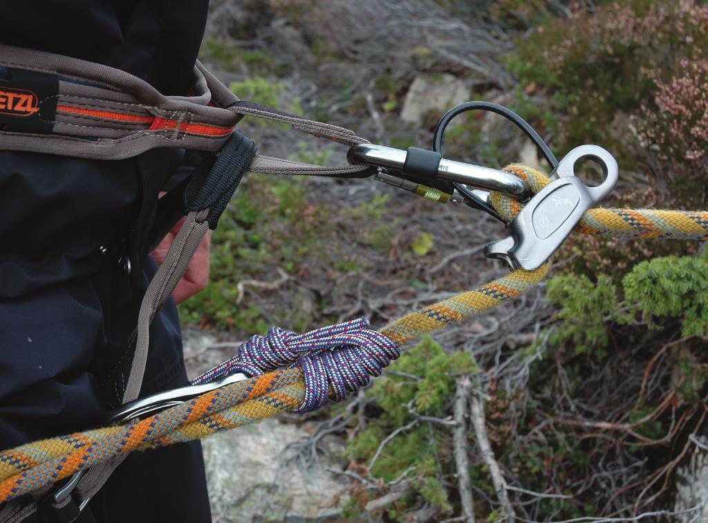 RIKTIG MÅTE: Vanlig rappelloppsett med taubrems og fransk klemknute festet med skrukarabiner i lårløkka.