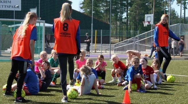 Etter en god pause midt på dagen med bagett, frukt og smoothie, spilte jentene korte kamper mot hverandre.