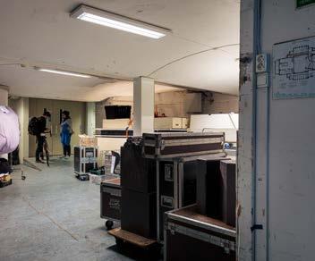 EDB ANNO 2018 I en korridor i kjelleren står tre gamle skap og en hylle som rommer hele lyd- og bildesystemet for hovedscenen.