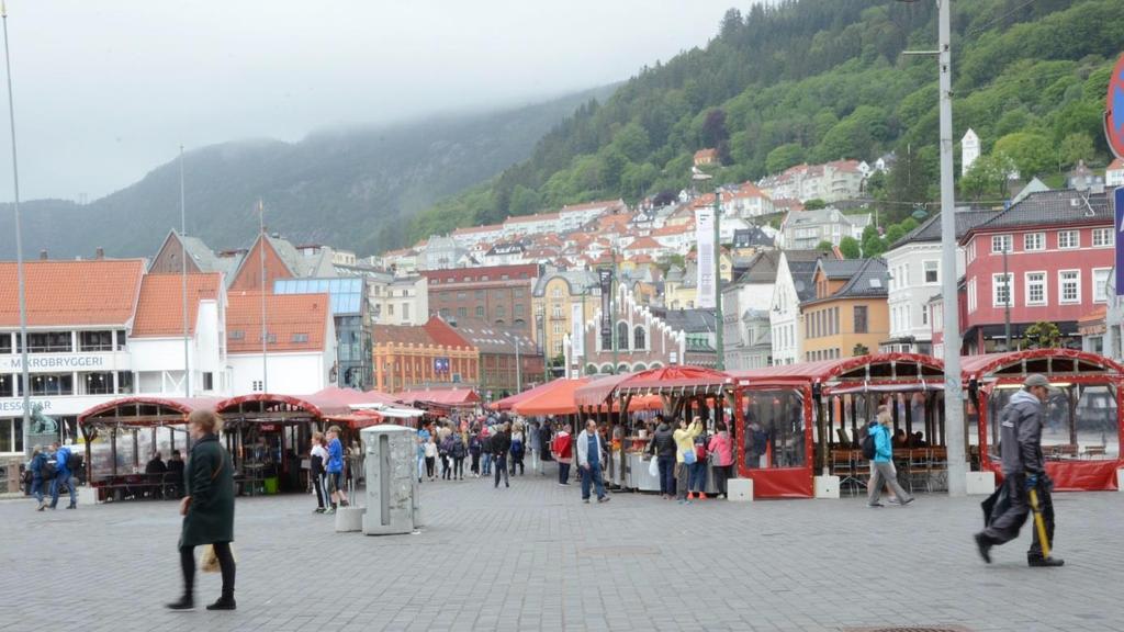 Saksutredning: 1. Bakgrunn Dagens torg Torget i Bergen har en meget lang historie og er omtalt allerede i Magnus Lagabøtes bylov av 1276, etablert på dagens beliggenhet fra 1556.