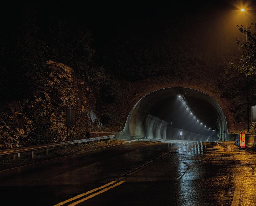 Tunnelarmaturer med LED har ofte en kombinasjon av syrefaste oppheng og sammenkoblinger, samt en spesielt