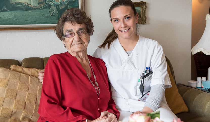 I underkant av 400 pasienter mottar hjemmetjenester av hjemmesykepleien i omsorgsdistrikt Brumunddal hver dag. Her får Gønner (85) besøk av sykepleier Emma Øverlien (22).