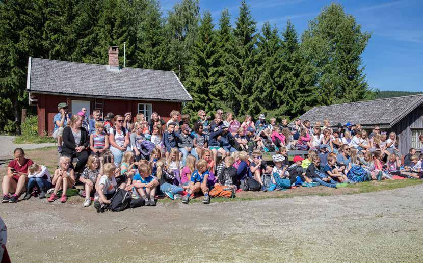 Elever på Prestvegvandring i Prøysen avslutter dagen med utendørsteater i Kusvea.