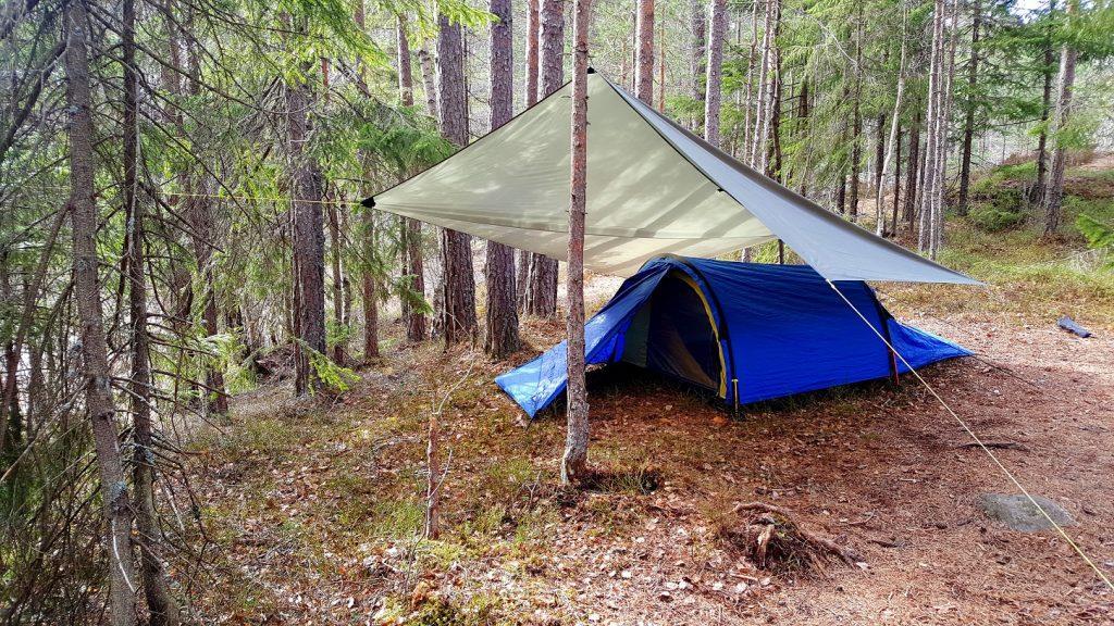 Fem smarte måter å bruke en tarp på Alltid et ekstra tak lett tilgengelig DOBBELT TAK: Tarpen kan spennes og brukes som et ekstra tak over teltet.